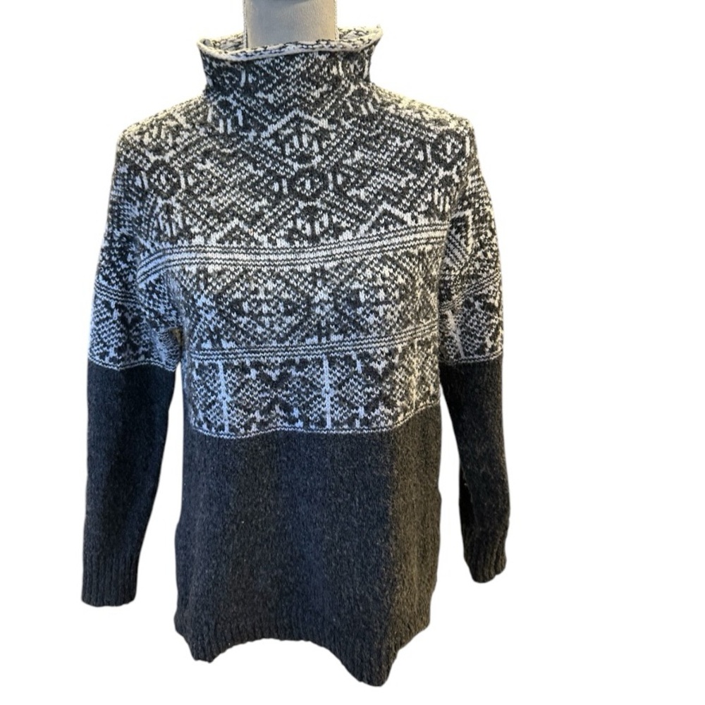 Merona fair isle style, grey snowflake pattern sweater w blended fiber size M